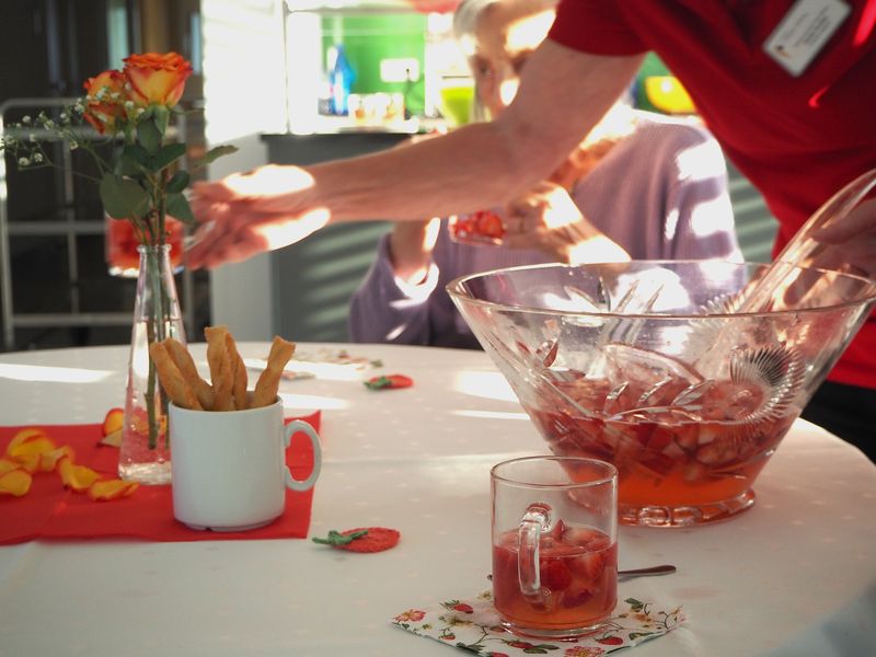 Tisch beim sommerlichen Serenadenabend mit Bowle, Rosen und Snacks