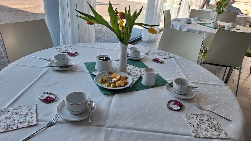 Gedeckte Tafel mit Tulpen und Tassen für Frühlingskaffee