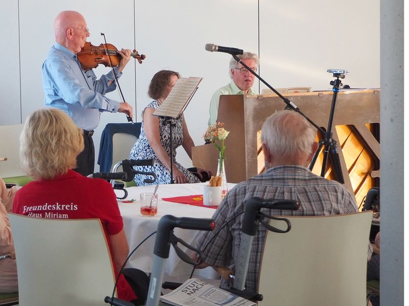 Geiger und Pianist spielen beim Serenadenabend des Freundeskreises Haus Miriam
